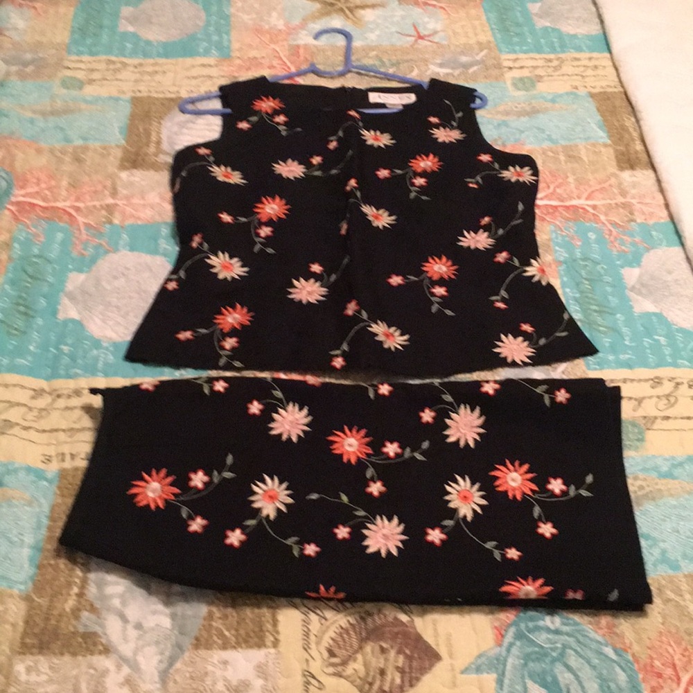 CASUAL CORNER Set of top and skirt. Petite 4 - Picture 2 of 6